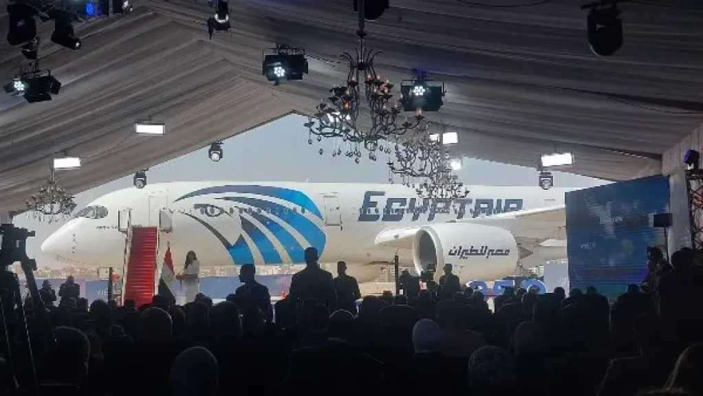 بحضور رئيس الوزراء.. بدء مراسم احتفالية مصر للطيران بانضمام طائرتها الجديدة