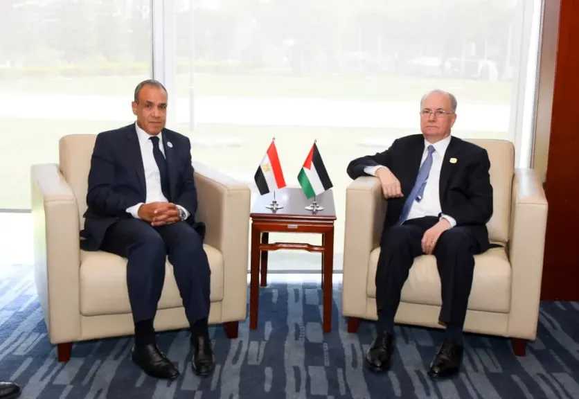 وزير الخارجية يلتقي رئيس وزراء دولة فلسطين على هامش القمة الأفريقية