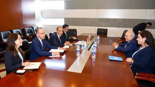 وزير الخارجية يبحث مع المبعوث الأممي لللسودان تطورات الأزمة السودانية على هامش القمة الأفريقية