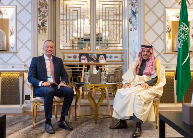 وزير الخارجية السعودي يلتقي الممثل السامي لمجلس السلام في قطاع غزة