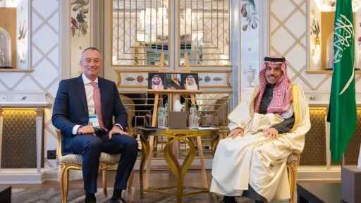 وزير الخارجية السعودي يلتقي الممثل السامي لمجلس السلام في قطاع غزة