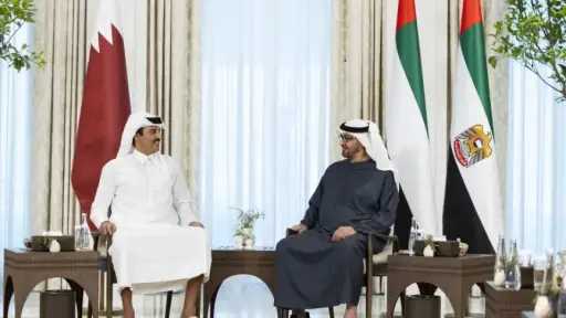 رئيس الإمارات وأمير قطر يبحثان الجهود المبذولة بشأن التطورات الإقليمية