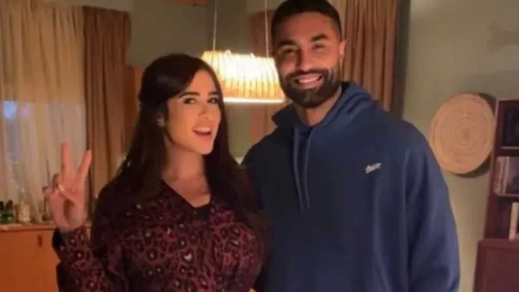 عمرو محمود ياسين يدافع عن ياسمين عبد العزيز بعد جدل إلغاء تتر مسلسلها الرمضاني