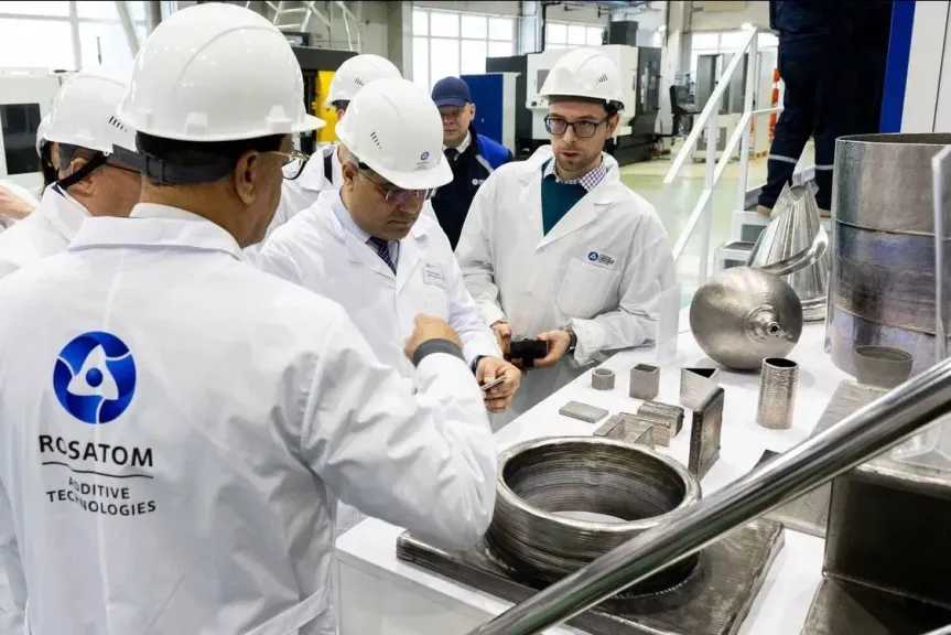 رئيس جهاز مشروعات إنشاء المحطات النووية يزور مركز تقنيات التصنيع الإضافي لروساتوم في موسكو