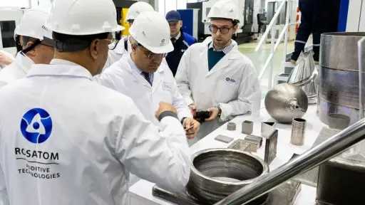 رئيس جهاز مشروعات إنشاء المحطات النووية يزور مركز تقنيات التصنيع الإضافي لروساتوم في موسكو