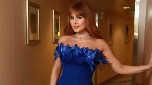 الأزرق الملكي يليق بها.. كارول سماحة تتألق بإطلالة أنيقة تخطف الأنظار