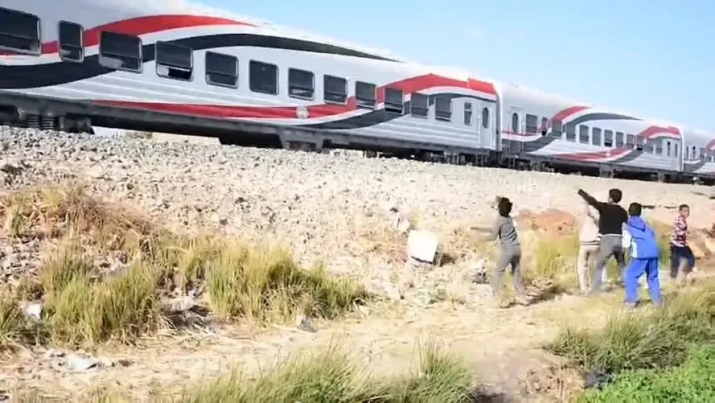 رشق الحجارة على القطار 