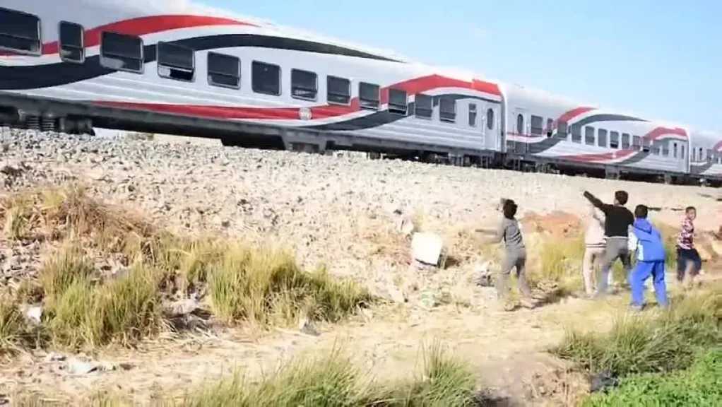 النقل تناشد المواطنين المشاركة  فى التوعية من مخاطر ظاهرة رشق الاطفال للقطارات بالحجارة