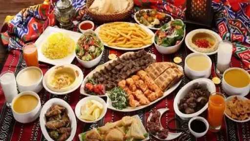 التمر والشوربة الخفيفة سر الهضم المريح والإفطار الصحي في رمضان.. استشاري تغذية يوجه عدة نصائح