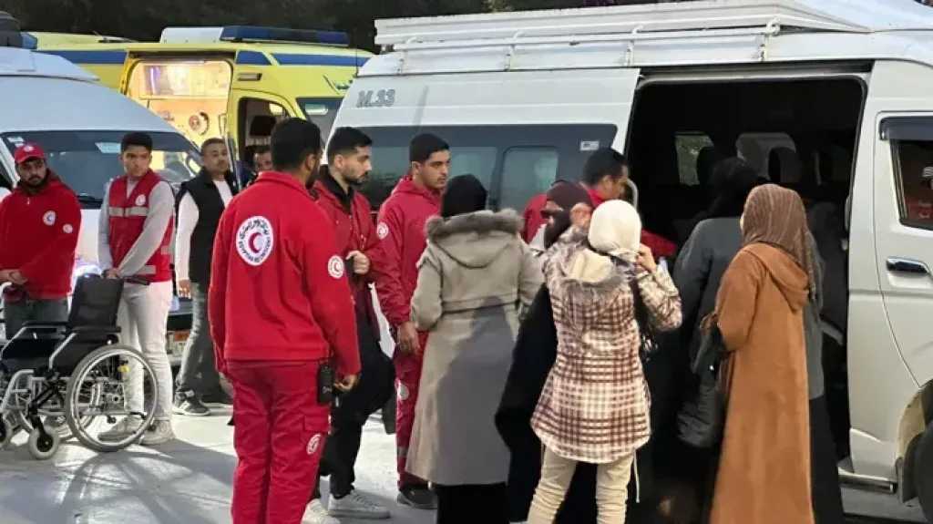 معبر رفح من الجانب المصري يستقبل دفعة جديدة من الفلسطينيين العائدين إلى غزة