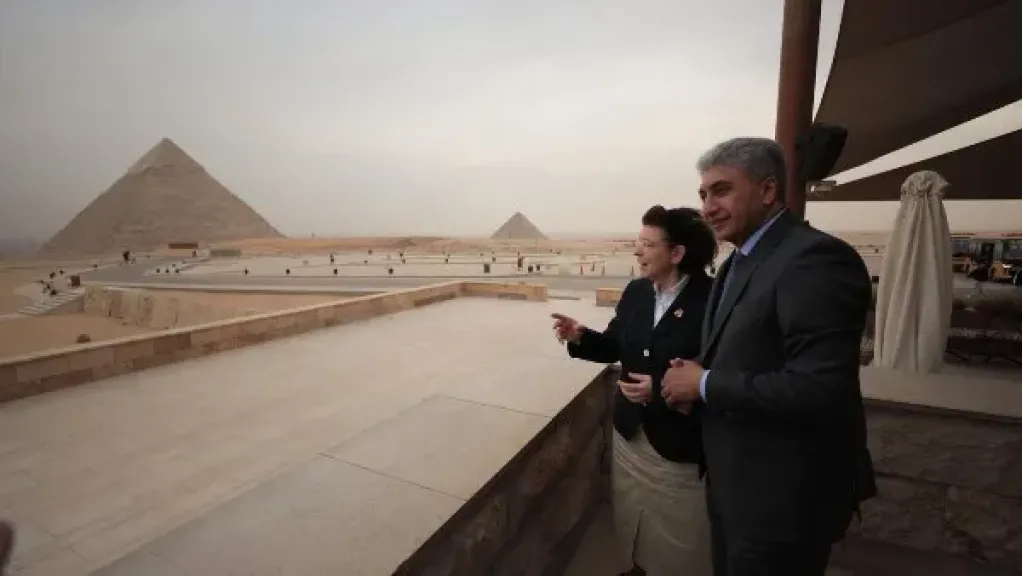 وزير السياحة والآثار يصطحب نظيرته اليونانية في جولة بـ المتحف المصري الكبير