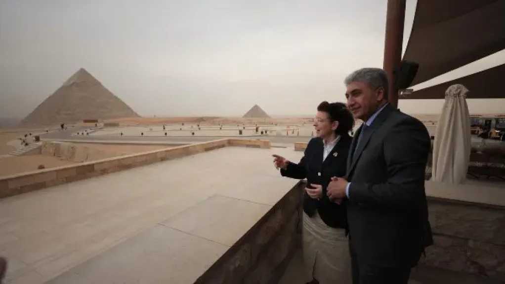 وزير السياحة والآثار يصطحب نظيرته اليونانية في جولة بـ المتحف المصري الكبير
