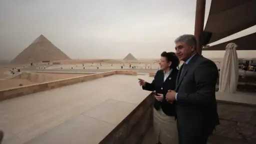 وزير السياحة والآثار يصطحب نظيرته اليونانية في جولة بـ المتحف المصري الكبير