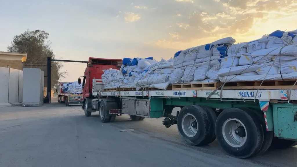 الهلال الأحمر المصري يطلق قافلة «زاد العزة 140» محمّلة بمساعدات ضخمة لغزة