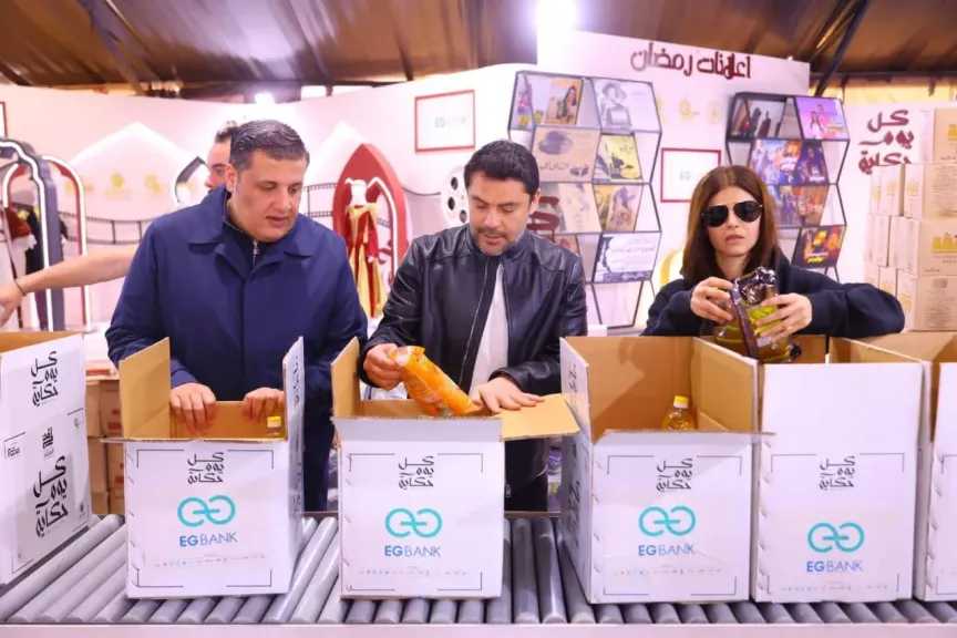 الكابتن أحمد حسن والإعلامية إيمان الحصري يشاركان «صناع الخير» في تعبئة كراتين رمضان