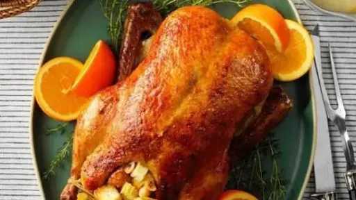 لعزومة أول يوم رمضان.. طريقة عمل البط في الفرن