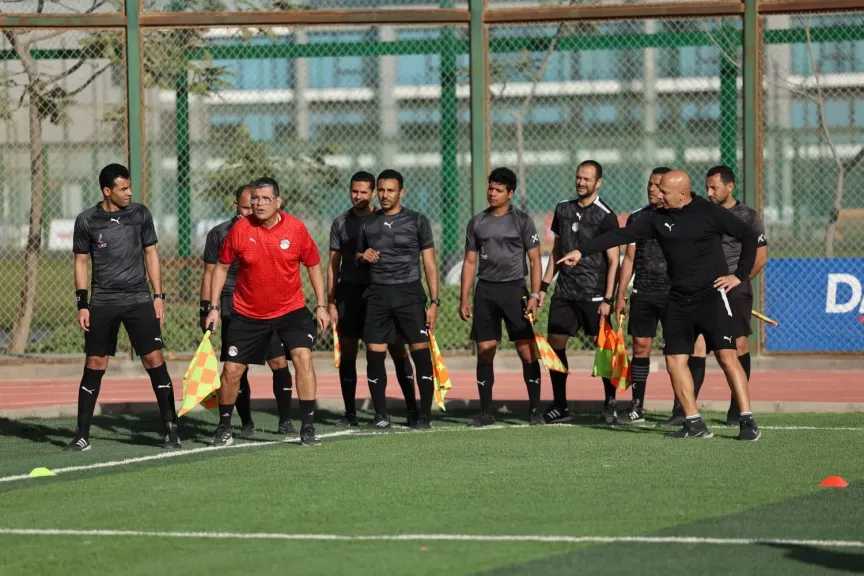 أوسكار رويز يقود تدريبًا عمليًا لـ20 حكمًا بمركز المنتخبات الوطنية