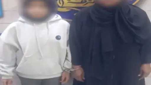ضبط سيدة ونجلتها لاتهامهما بالتعدي على جارة وإلقاء زجاجات عليها في إمبابة