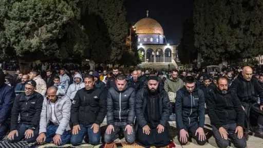 القدس.. آلاف الفلسطينيين يقيمون التراويح بالمسجد الأقصى