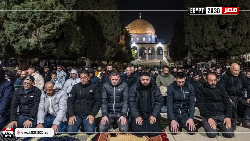 القدس.. آلاف الفلسطينيين يقيمون التراويح بالمسجد الأقصى