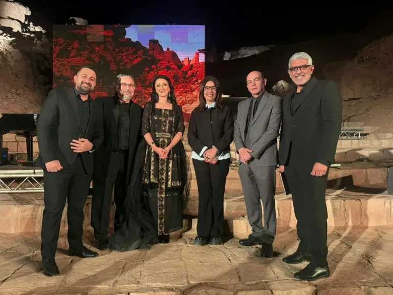 أميرة سليم تُغنّي بين منحوتات الجرانيت في ختام سيمبوزيوم أسوان الدولي للنحت