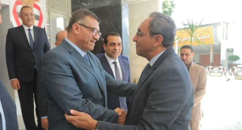 محافظ قنا يتسلم مهام عمله