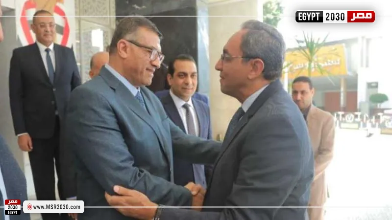 محافظ قنا يتسلم مهام عمله