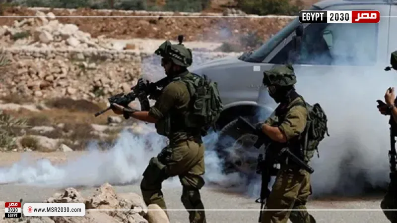 بالآليات وقنابل الغاز.. الاحتلال يقتحم بلدة بيت أمر شمال الخليل