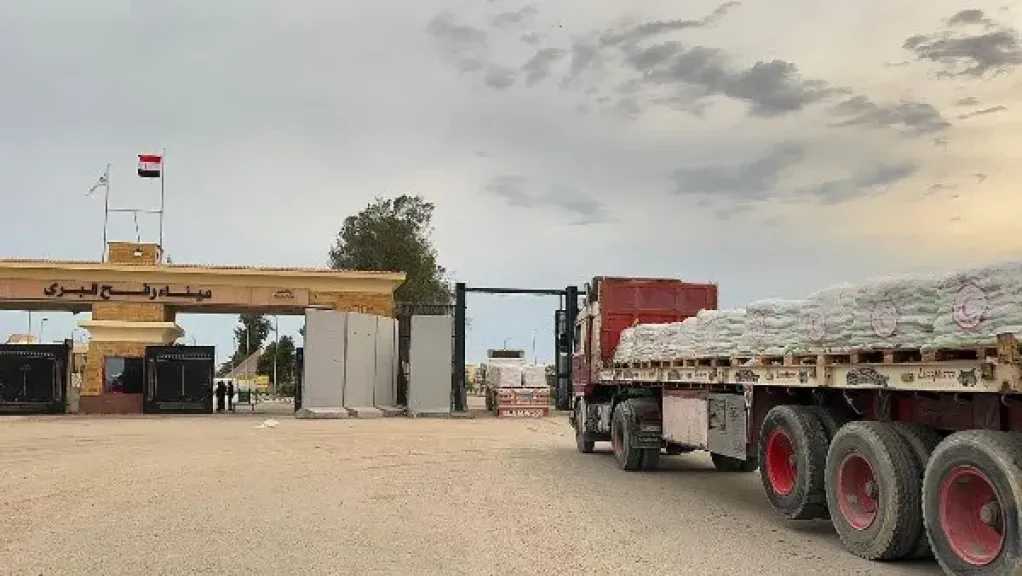 الهلال الأحمر المصري: قافلة «زاد العزة» الـ 141 تحمل 6 آلاف طن مساعدات لغزة