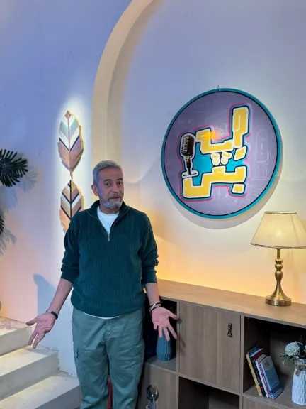صبري فواز يخوض تجربة البودكاست بـ إيه بقى؟!