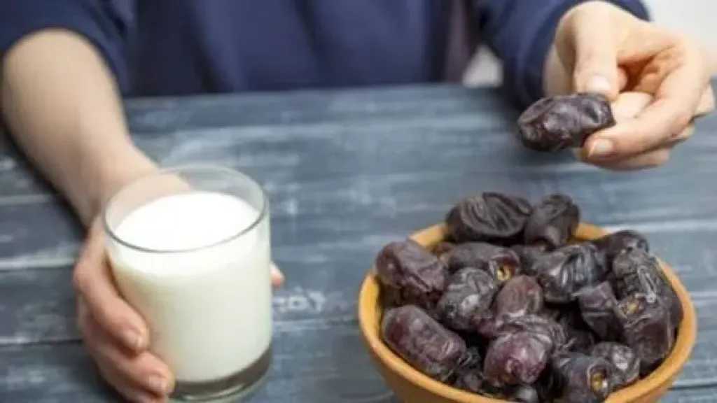 ماذا يحدث لجسمك عند الإفطار على التمر باللبن