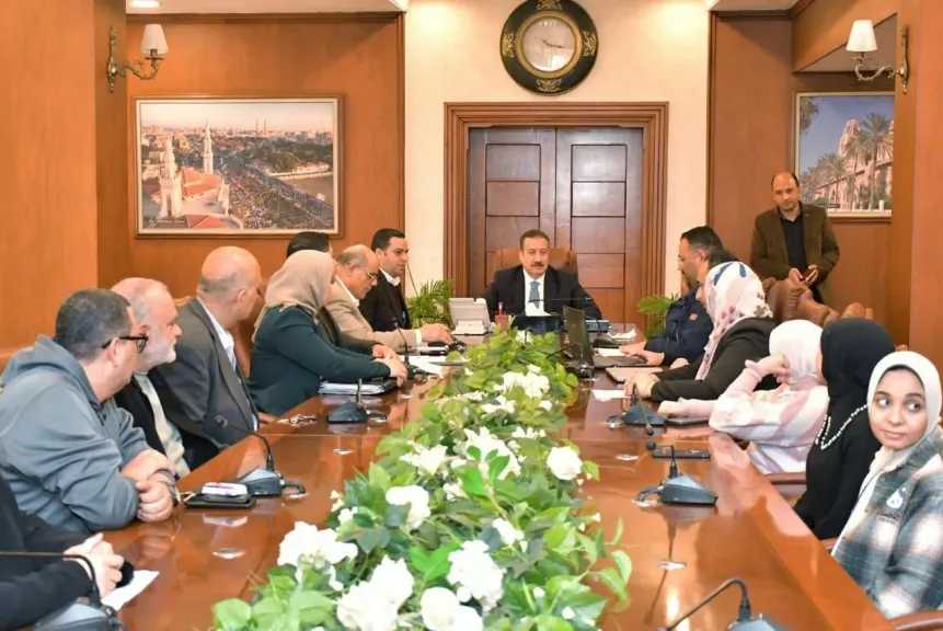 محافظ بورسعيد يواصل لقاءاته مع العاملين بديوان عام المحافظة