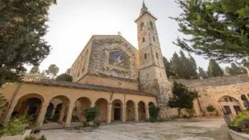 مستعمرون إسرائيليون يعتدون على كنيسة الزيارة في عين كارم بالقدس