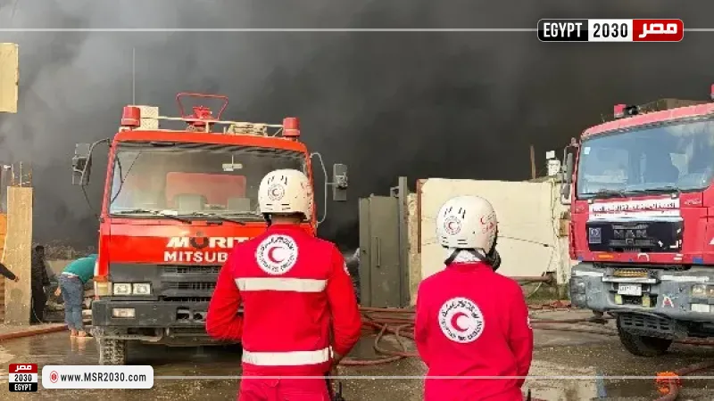 الهلال الأحمر يساند جهود الحماية المدنية والإسعاف في حريق مصنع ملابس أكتوبر