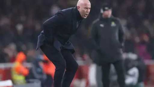 ليفربول يبرر سلوت ضعف الأداء: الإصابات وراء عدم استفادة الفريق من صفقات الميركاتو