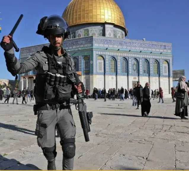 الاحتلال يرفض دخول المصلين إلى المسجد الأقصى