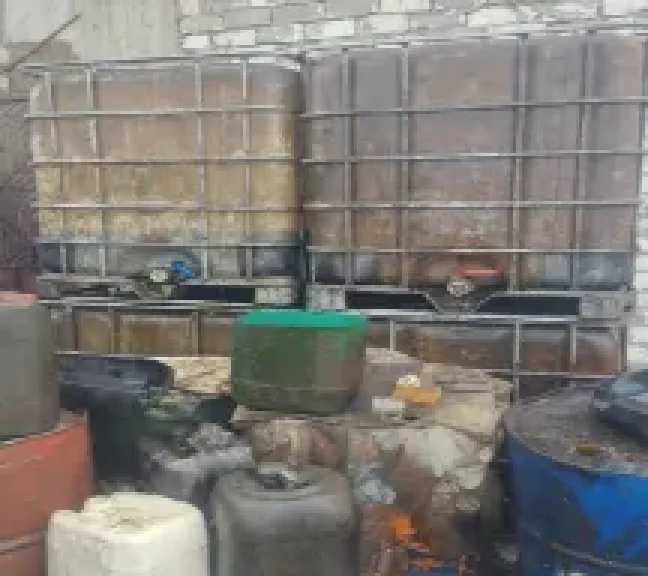 ضبط 30 طن زيوت سيارات معاد تدويرها داخل مصنع غير مرخص بالبحيرة