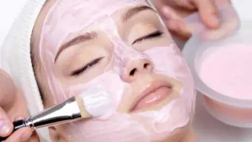 بمكونات في المطبخ.. مقشر طبيعي للبشرة