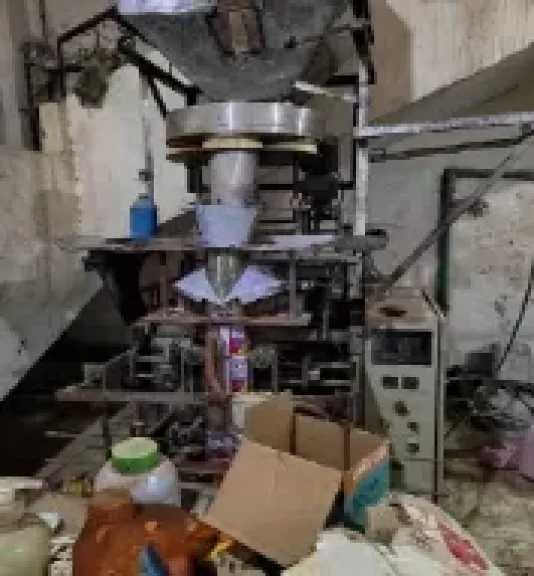 ضبط 8 أطنان منظفات صناعية ومواد خام مجهولة المصدر داخل مصنع غير مرخص بالقاهرة