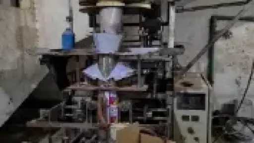 ضبط 8 أطنان منظفات صناعية ومواد خام مجهولة المصدر داخل مصنع غير مرخص بالقاهرة