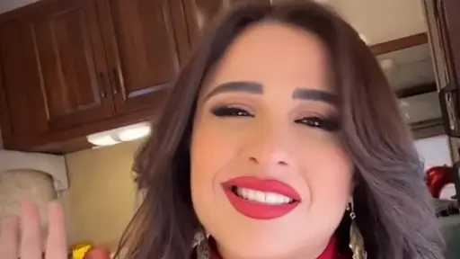 حبينا ناس متسواش..ياسمين عبد العزيز تثير الجدل بفيديو غنائي