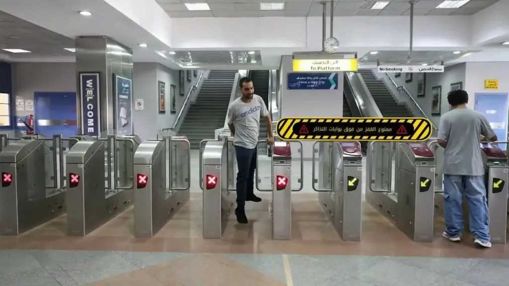 النقل: السلوكيات السلبية لركاب المترو وقطارLRT تعرض حياة الأخرين للخطر
