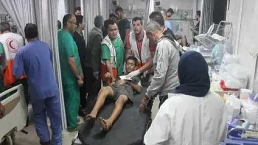 فرق الهلال الأحمر تنتشر في معبر رفح لتقديم الخدمات الإغاثية للدفعة الـ15 من مصابي قطاع غزة