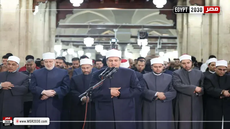 الليلة الرابعة بالأزهر.. تنوع القراءات يزين التراويح ويجذب آلاف المصلين