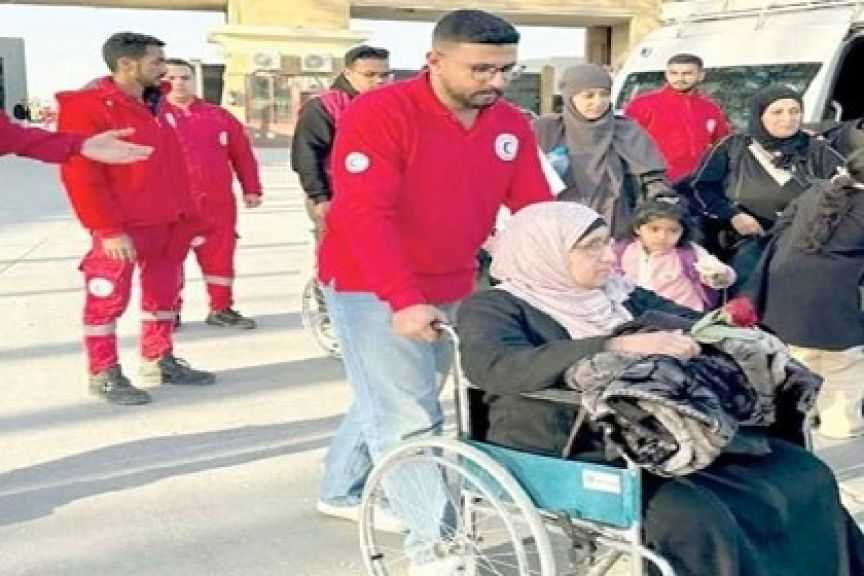 وصول دفعة جديدة من العائدين الفلسطينيين إلى معبر رفح تمهيدًا لعودتهم إلى غزة