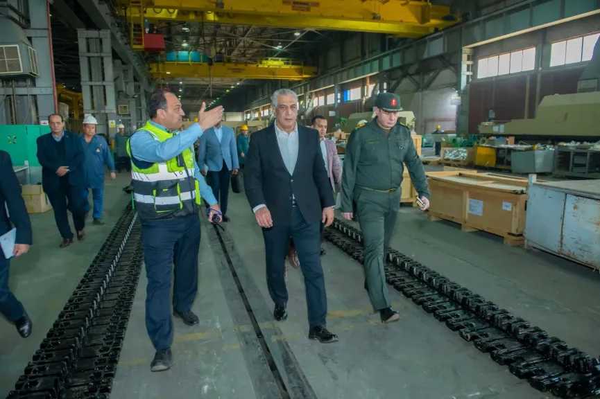 وزير الإنتاج الحربي يتابع  الإنتاج بمصنع إصلاح المدرعات وشركة أبو زعبل للصناعات الهندسية