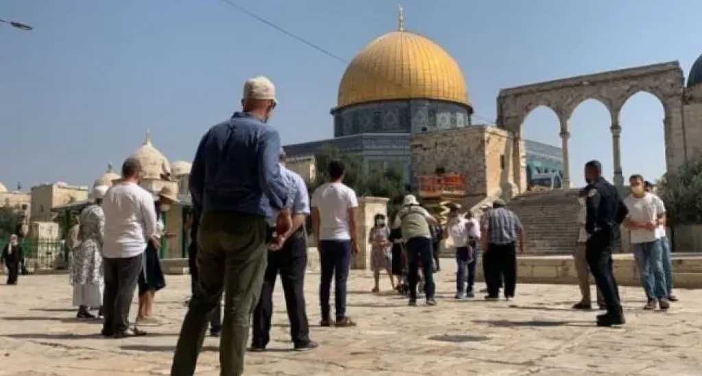 مستوطنون يؤدون طقوسا تلمودية واستفزازية في باحات المسجد الأقصى بحماية قوات الاحتلال