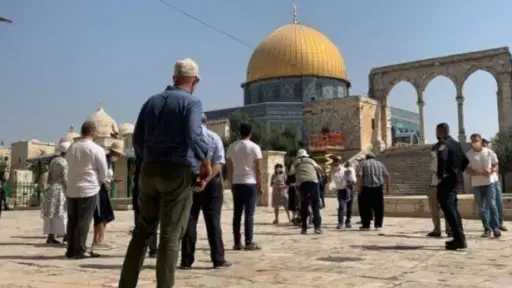 مستوطنون يؤدون طقوسا تلمودية واستفزازية في باحات المسجد الأقصى بحماية قوات الاحتلال