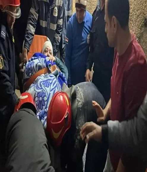 في لفتة إنسانية.. الشرطة تنقل سيدة مريضة للمستشفى فى الغربية