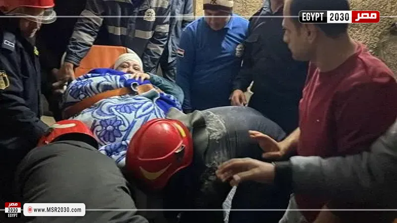 الشرطة تنقل سيدة مريضة للمستشفى